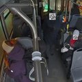 ВИДЕО | Ребенок выпадает из коляски, люди летят кувырком. Что происходит в салоне таллиннского автобуса при резком торможении?