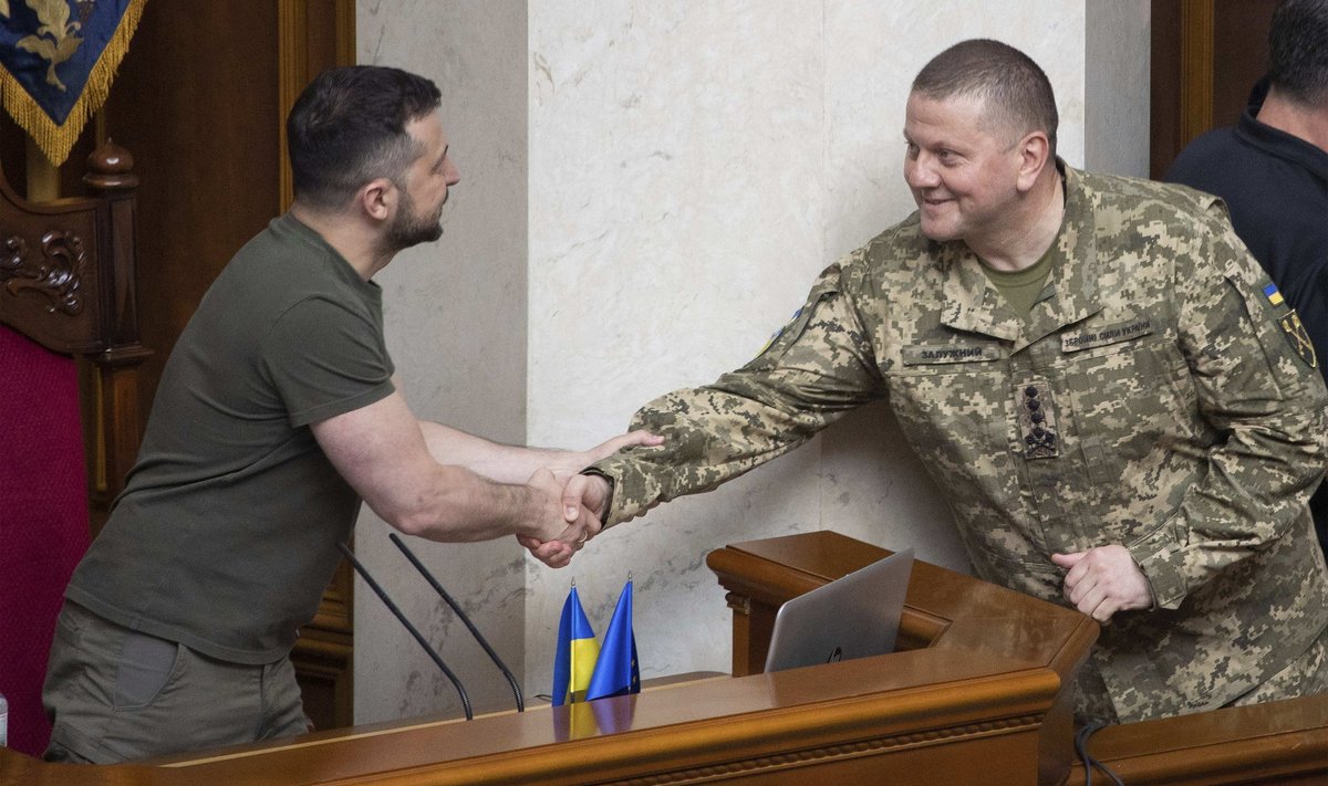 KAKS JUHTI: Sellel 2022. aastal tehtud pildil suruvad Ukraina president Volodõmõr Zelenskõi ja armee ülemjuhataja Valeri Zalužnõi sõbralikult kätt. Nüüdseks on kahe mehe vahelt must kass läbi jooksnud.