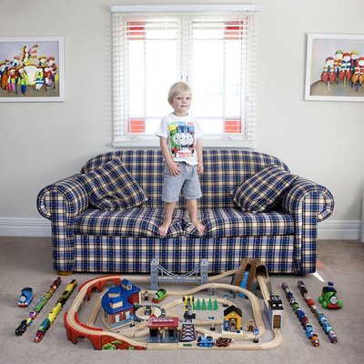 Лукас, Сидней, Австралия. Первая игрушка, которую подарили Лукасу, — игрушечный поезд. Теперь у него целая коллекция железных дорог и поездок. Мальчик говорит, что, когда вырастет, хочет стать работником Сиднейского метро.