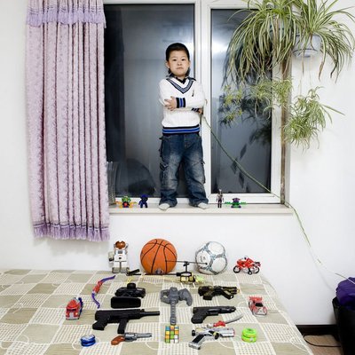 Ли Йи Чен, Шэньян, Китай. Он живет вместе со своими родителями и бабушкой в небольшой квартире на юге города. Его любимые игрушки — пистолеты и йо-йо.