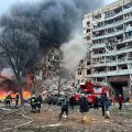 ФОТО И ВИДЕО | Россия второй раз за день обстреляла Украину. В Днепре ракета попала в многоквартирный дом, погибли люди