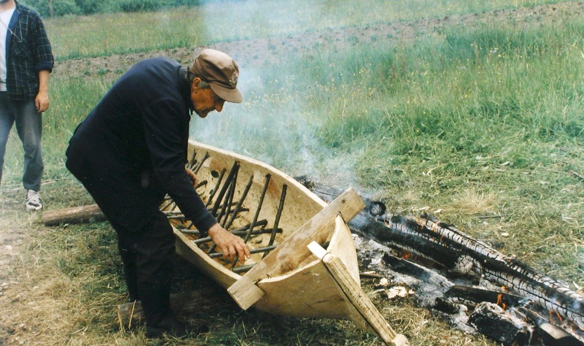 Lootsiku laotamine 1990. aastail Soomaal Saarisoo haabjalaagris meister Jaan Rahumaa juhendamisel.