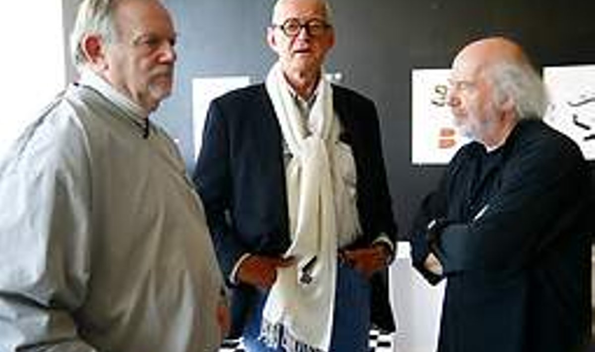 KÕRGEAULINE DISAINIŽÜRII: Härrased Mait Summatavet (vasakul), Per Mollerup Taanist ning Simo Heikkilä Soomest.