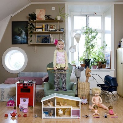 Тайра, Стокгольм, Швеция. Девочка живет в большом красивом доме вместе с сестрой и родителями. Ее любимые игрушки — красная плита и кукольный домик.