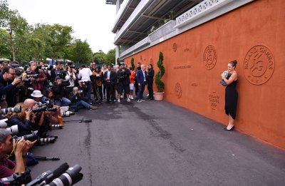 Ashleigh Barty fotograafide piiramisrõngas Roland Garrosi fotoseina ääres peaväljaku kõrval.