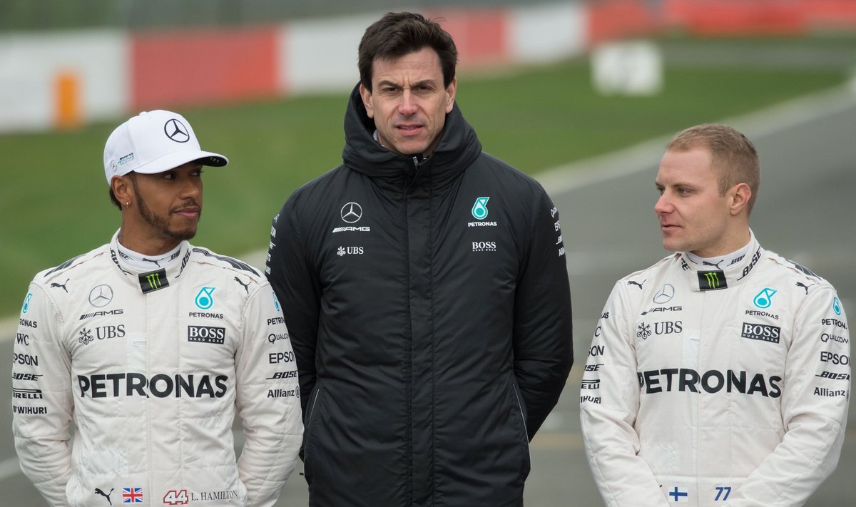 Lewis Hamilton ja Valtteri Bottas koos Mercedese juhi Toto Wolffiga