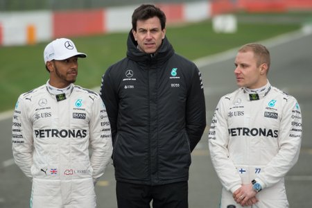 Hamilton (vasakul) ja Bottas Mercedese esitlusel