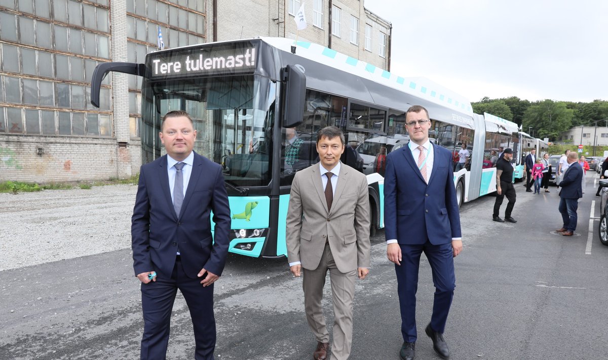 ROHELISE PEALINNA NIMEL: Gaasibusside saabumise tähistamisel olid kohal (vasakult) TLT juhataja Deniss Boroditš, linnapea Mihhail Kõlvart ja TLT juhatuse liige Lennart Viikmaa.