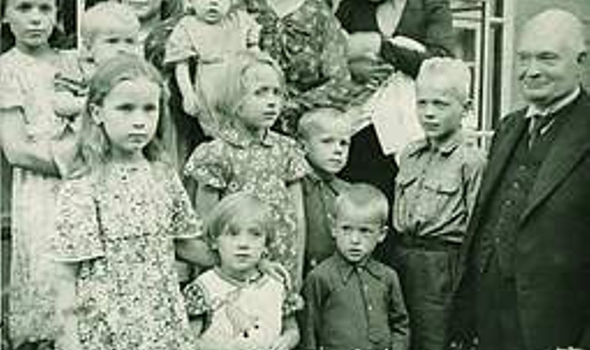 LASTE SÕBER: President Konstantin Päts käis Hiiumaa lasterikkaimal Piilide perel külas ja kinkis pesamunale 300 krooni hambarahaks. REPRO