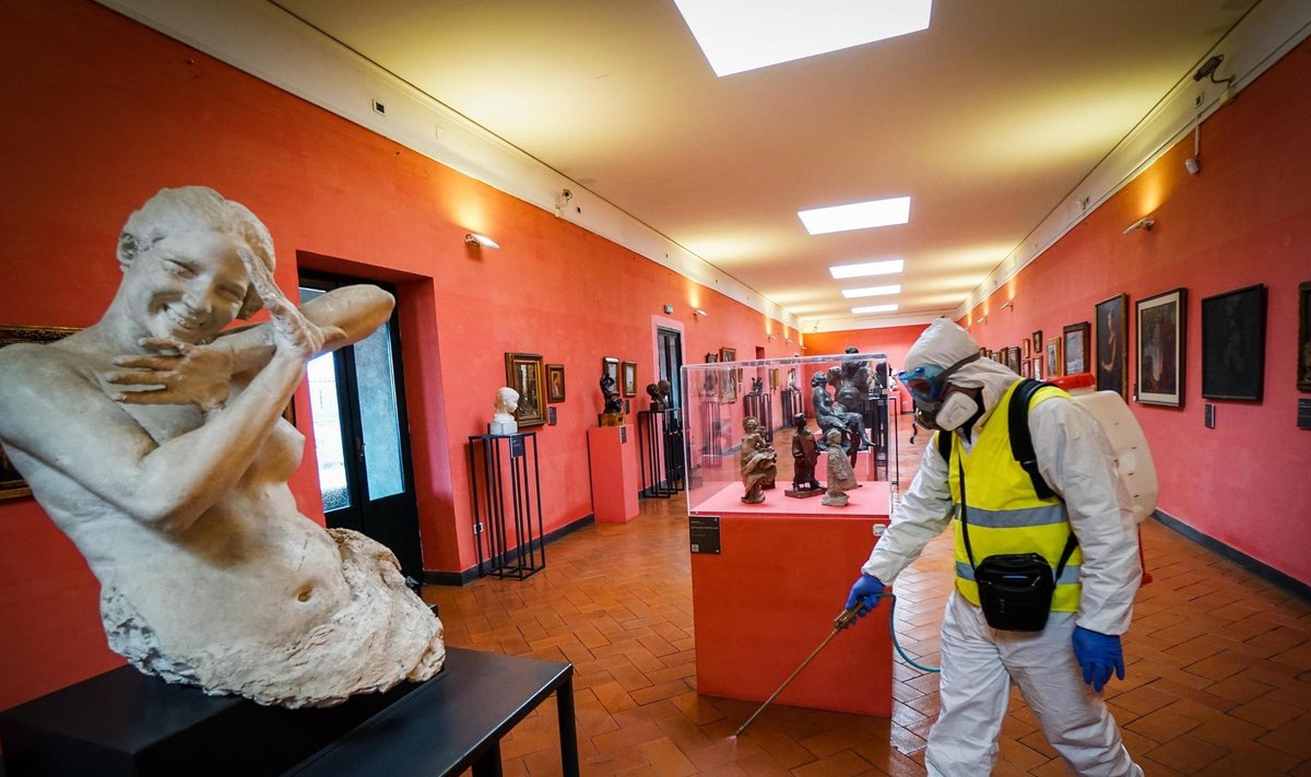 Napoli keskaegse Maschio Angioino lossi muuseumis käis eile kõva desinfitseerimine. Kõik Itaalia muuseumid on külalistele suletud.