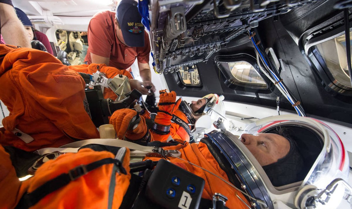 Orion kapsli test NASA Johnsoni Kosmosekeskuses koos täisvasrustuses meeskonnaga. Foto: NASA 2016.