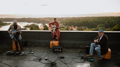  Mari Jürjensi muusikavideo „Õhtust hommikuni. Põlvas” (2020) salvestusel kultuurikeskuse katusel, kuhu valmib ka Taevapark. 