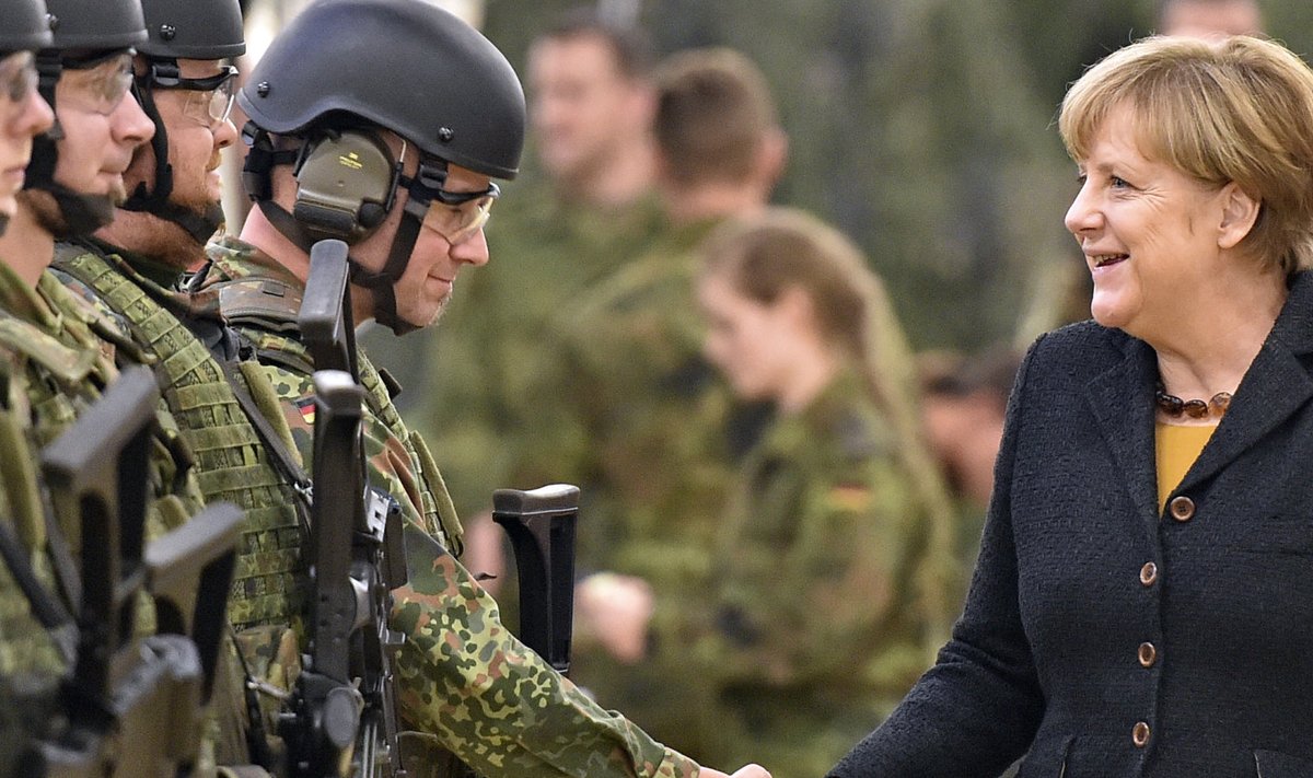 Kantsler Angela Merkel külastab sõjaväelasi