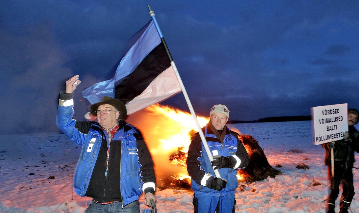 Fotomeenutus päevast, mil Eesti ja Läti põllumehed koos protestilõkked süütasid. 