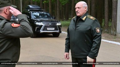 Александр Лукашенко показался на публике после нескольких дней отсутствия. У него был бинт на руке