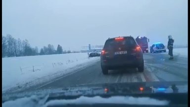 VIDEO JA FOTOD | Tallinna-Tartu maanteel põrkasid kokku kaks sõidukit, liiklus on häiritud