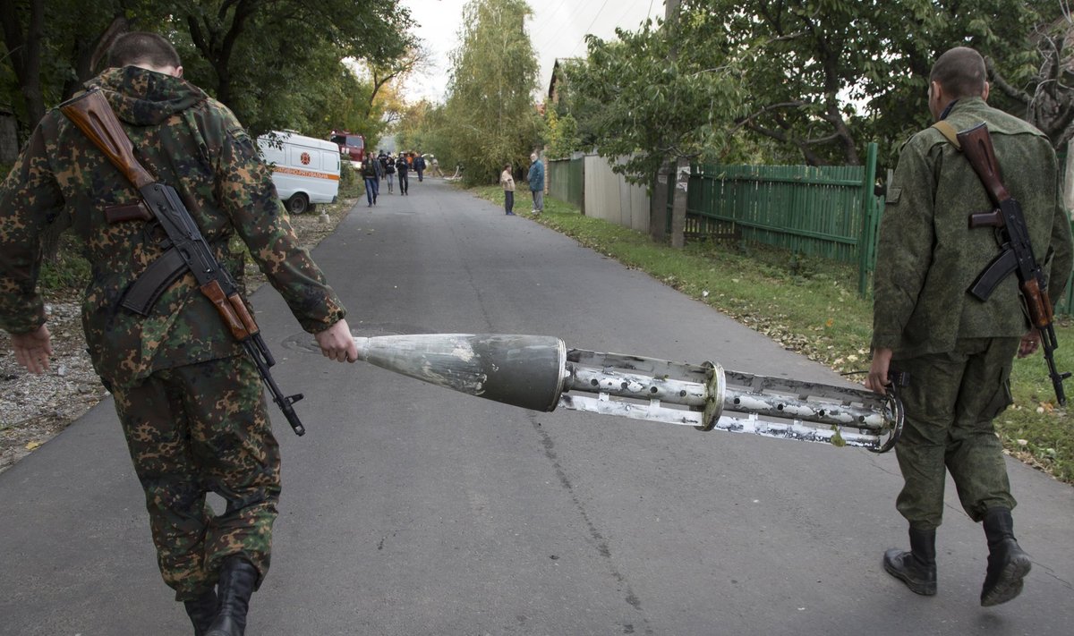 Мятежники переносят остатки ракеты "Урагана". Донецк, 5 октября 2014.