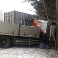 В аварии на Таллиннской окружной дороге погиб водитель грузовика, движение частично перекрыто