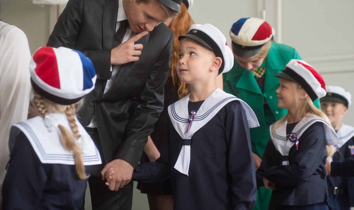Prantsuse lütseumi koolivormi eeskujuks on võetud sõjaeelse Eesti vabariigi aegne madrusevormist mõjutatud koolivorm. Vormimüts on Prantsuse lipu värvides tekkel.