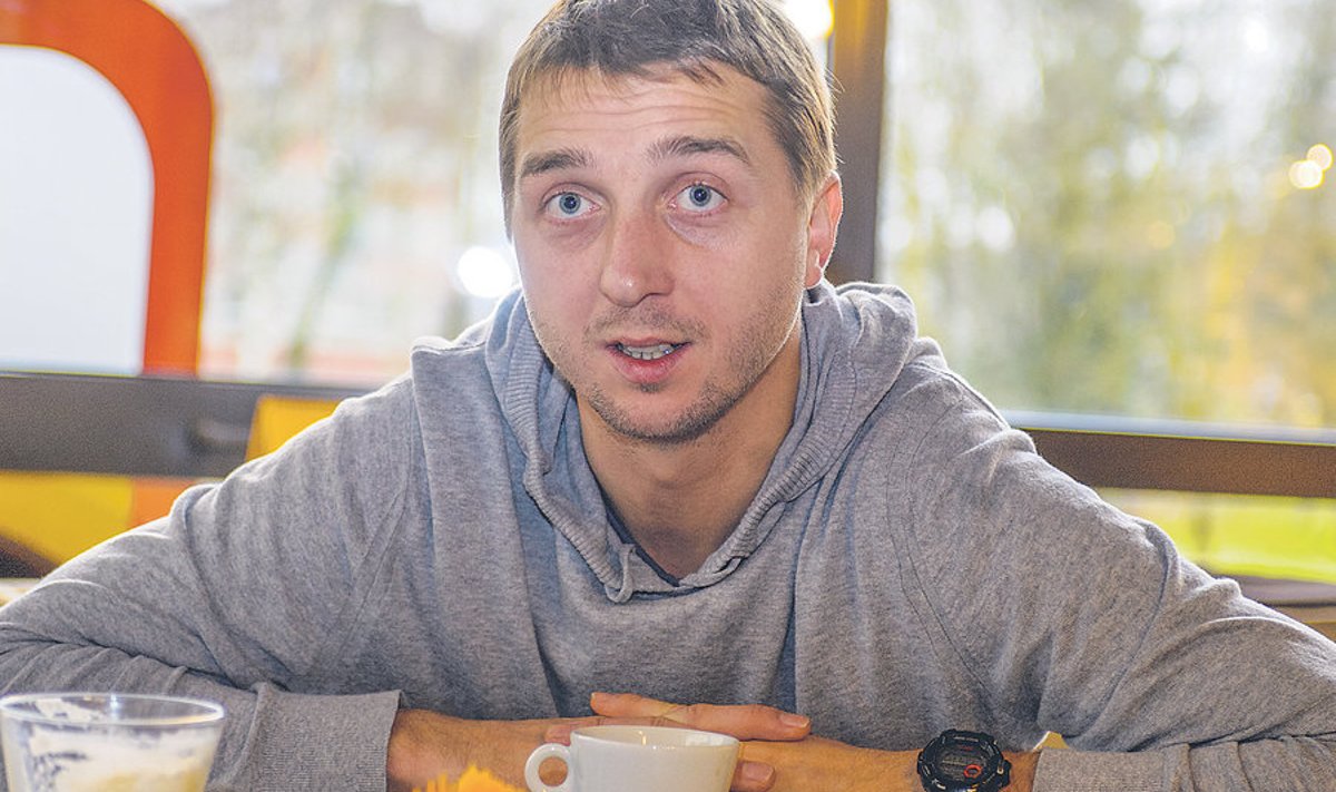 Vjatšeslav Zahovaiko istub kohvikulaua ääres ja räägib elust Sillamäel. Rahulolevalt. Räägib ka varasemast elust näiteks Kreekas, aga mitte nii rahulolevalt.
