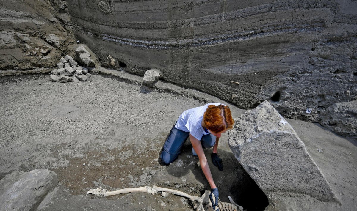 Antropoloog Valeria Amoretti puhastab kivi alla jäänud mehe luid.
