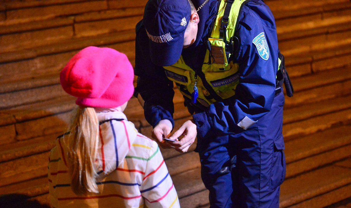 Полицейский вручает ребенку отражатель