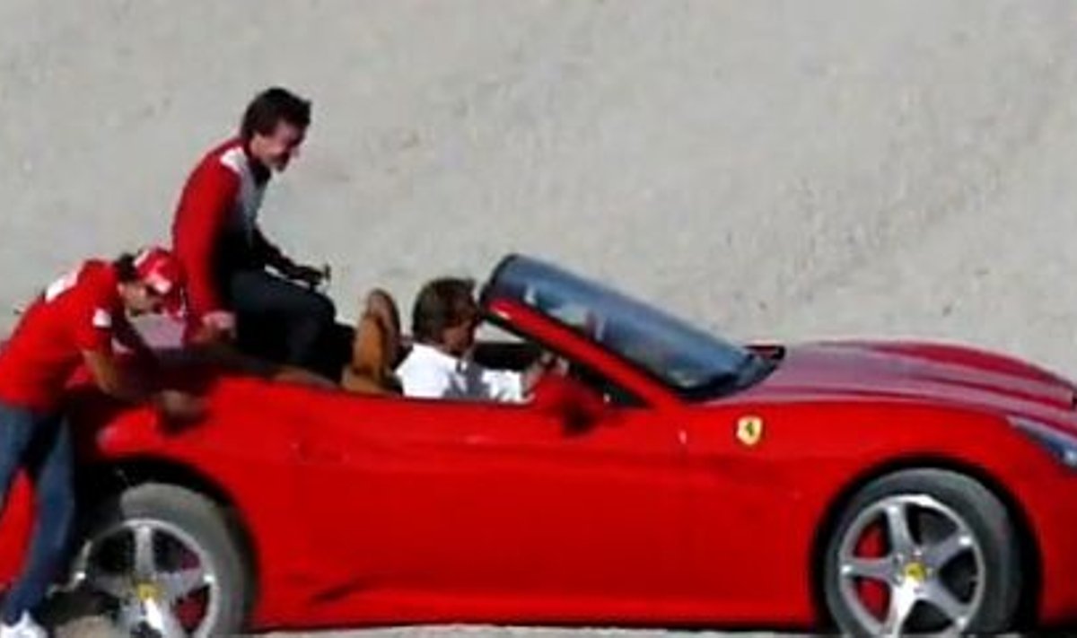 Prominentne Ferrari-seltskond Californiaga kruusa vajumas