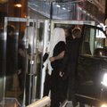FOTO: Rampväsinud ja valutava seljaga Robbie naasis hotelli end rätikuga varjates