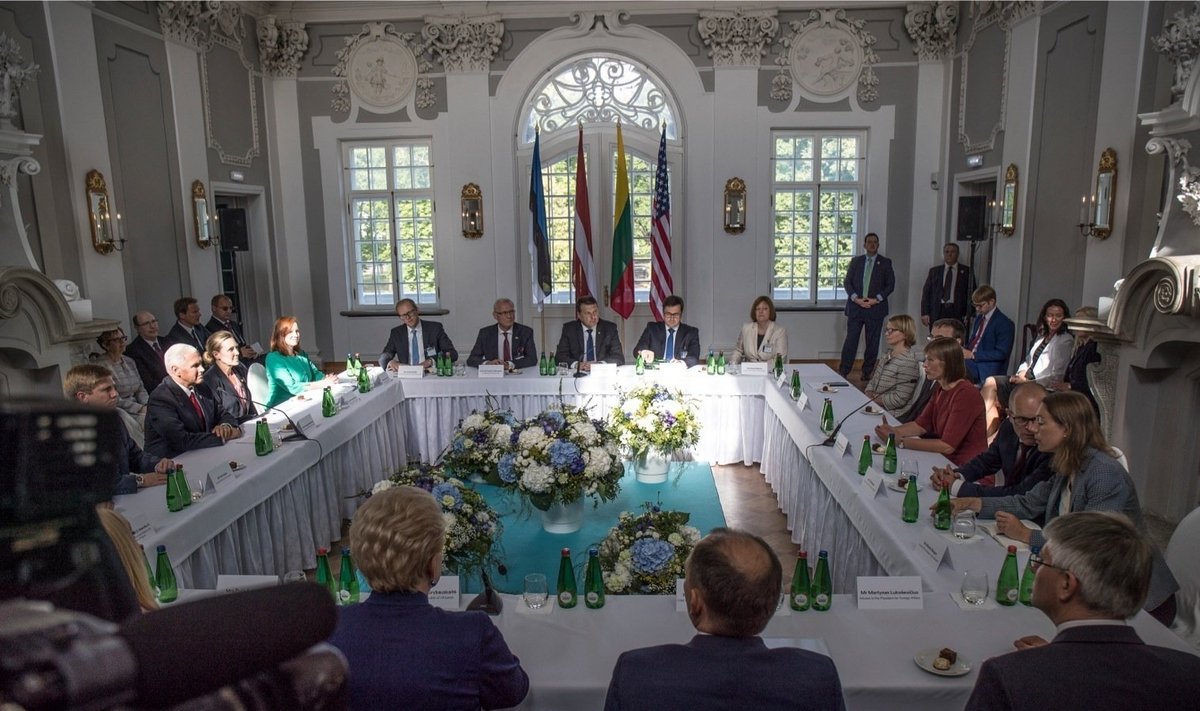 Mike Pence kohtus Kadrioru lossis Balti riikide presidentidega. Eesti Päevalehele teadaolevalt arutati laua taga muu hulgas USA ja Euroopa Liidu kaubanduskokkuleppeid.