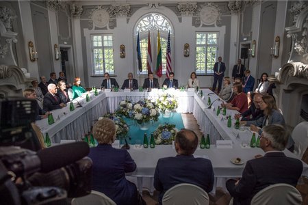 Mike Pence kohtus Kadrioru lossis Balti riikide presidentidega. Eesti Päevalehele teadaolevalt arutati laua taga muu hulgas USA ja Euroopa Liidu kaubanduskokkuleppeid.