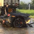 VIDEO: Ärimees sõitis Lamborghini vastu puud pooleks, kuid pääses vigastusteta