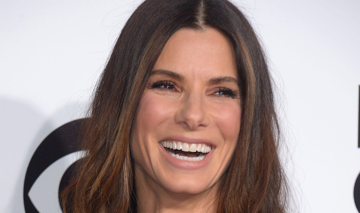 Los Angeles, CA, USA. 08th Jan, 2014. Sandra Bullock arrives at the People's Choice Awards in Los Angeles, CA January 8th 2014 Credit:  Sydney Alford/Alamy Live News