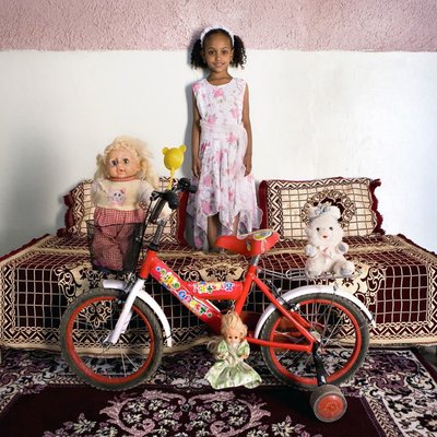 Талия, Тимумун, Алжир. Ее родители работают в небольшом туристическом агентстве. Папа подарил Талии на день рождения велосипед, который стал ее любимой игрушкой.