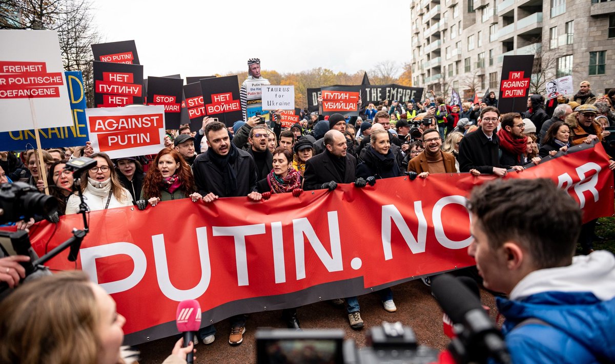 MEELEAVALDUSE MEELEAVALDUS: Julija Navalnaja (keskel paremal) ja teiste opositsiooniliste Vene ühiskonnategelaste protestiaktsioon Berliinis 17. novembril 2024.