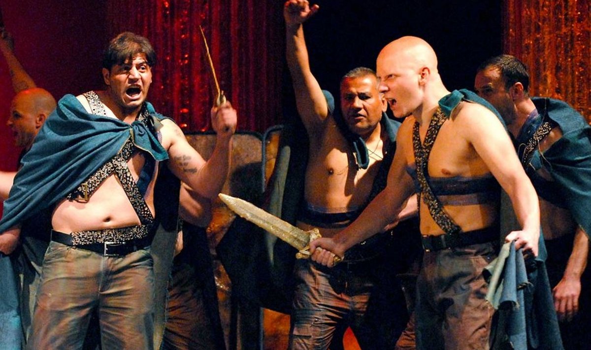 Vanglateater: Paadunud kurjategijad mängivad Kuldkaru võitnud filmis “Caesar peab surema” Shakespeare’i nakatava siirusega. (www.berlinale.de)