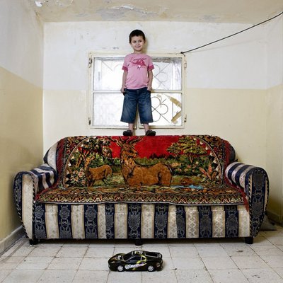 Таха, Бейрут, Ливан. Семья мальчика живет в трущобах с беженцами. У него всего одна игрушка — машинка. Он очень любит ее.