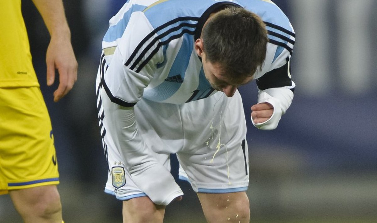 Lionel Messi oksendab keset mängu.