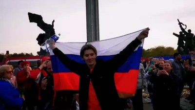 С флагом РФ у памятника
