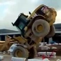 VIDEO: Vilunud juht sõidab buldooseriga ainult esiratastel