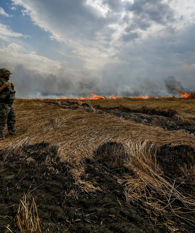 Ukraina sõdur seismas põleval viljaväljal Donetski ja Zaporižžja piiril. Foto tehtud 17.07.2022