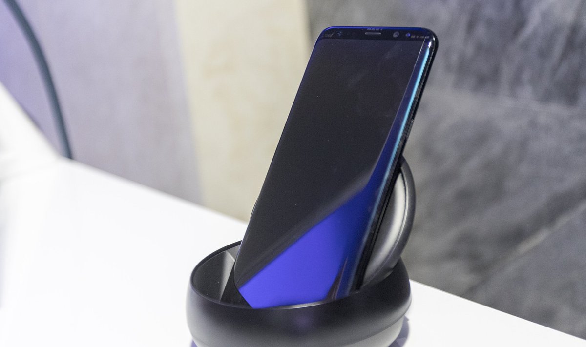 Samsungi uus tipptelefon Galaxy S8 juhtmevabalt laadimas