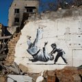 ФОТО | На руинах домов в Украине появились новые рисунки Бэнкси