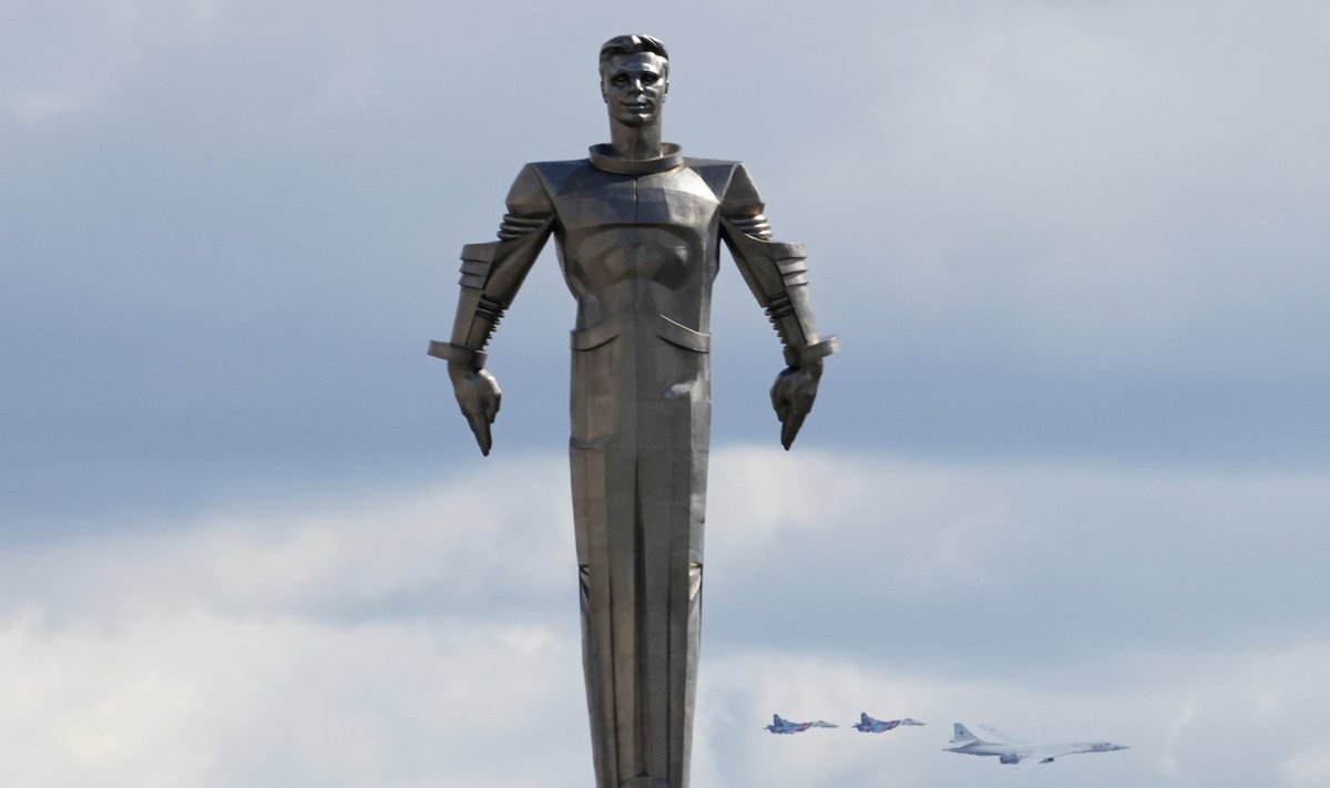 Vene lennukid harjutavad Moskvas Gagarinile püstitatud monumendi lähistel Võidupüha paraadiks. (foto: REUTERS / Scanpix)