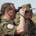 FOTO | Dmitri Medvedev inspekteeris läbi kaetud läätsedega binokli sõjaväegarnisoni