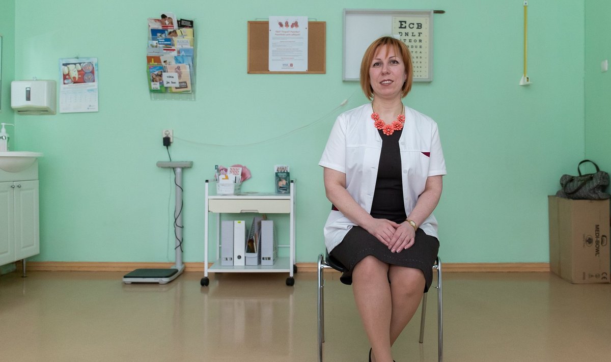 Tallinna saksa gümnaasiumi kooliõde Svetlana Lorvi-Talisainen võtab lapsi vastu oma kabinetis.
