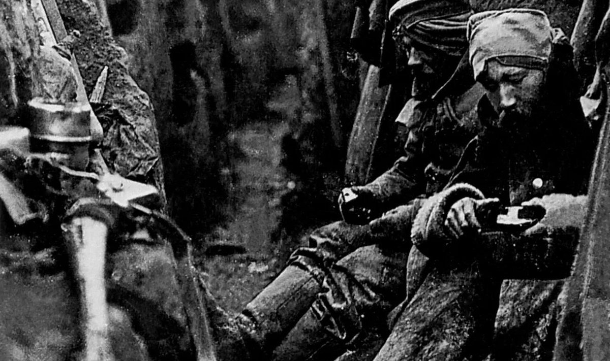 Saksa sõdurid Esimese maailmasõja kaevikus.