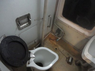 Rongi tualett oli küll veidi räpane, kuid mitte kõige hullem.