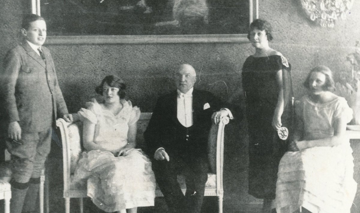 Friedrich Akel perega. Tema kõrval diivanil istub ta tütar Asta.