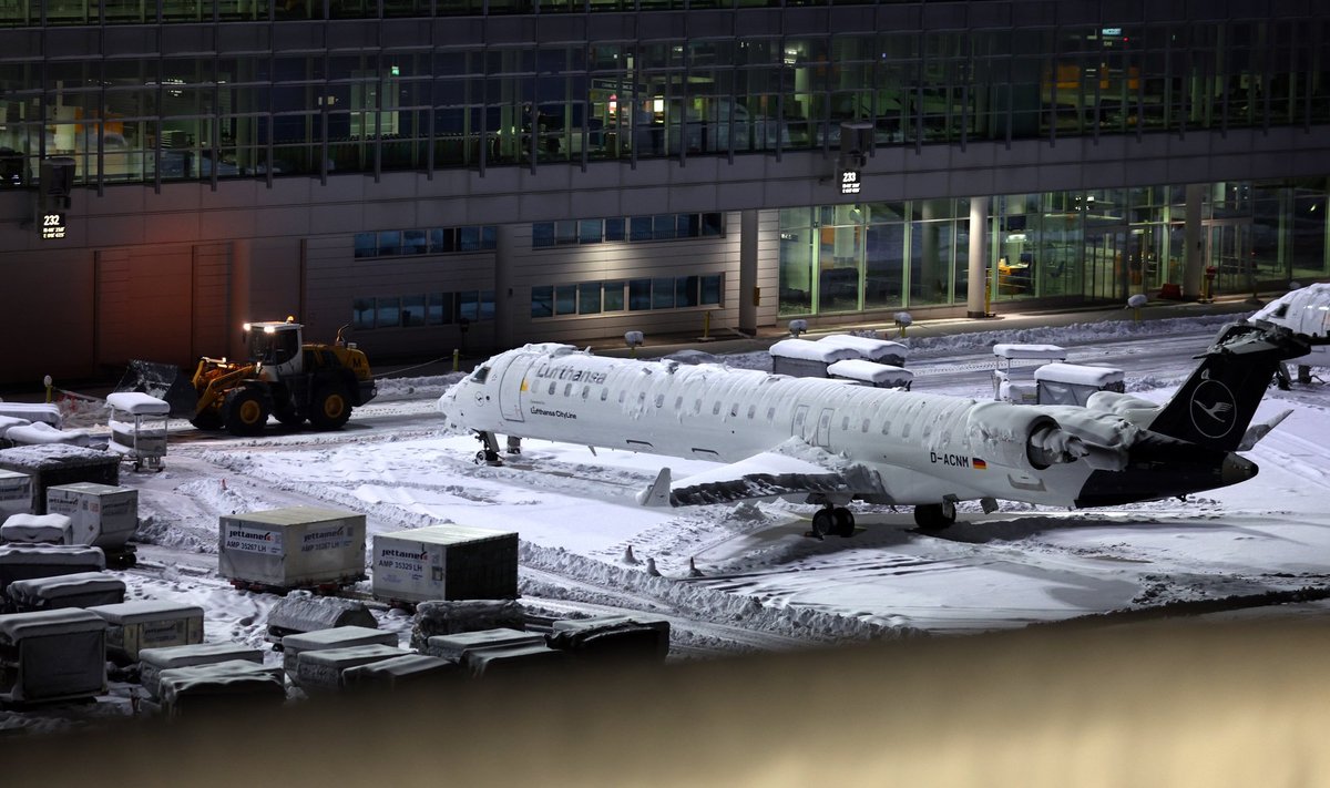 Занесенный снегом аэропорт Мюнхена.