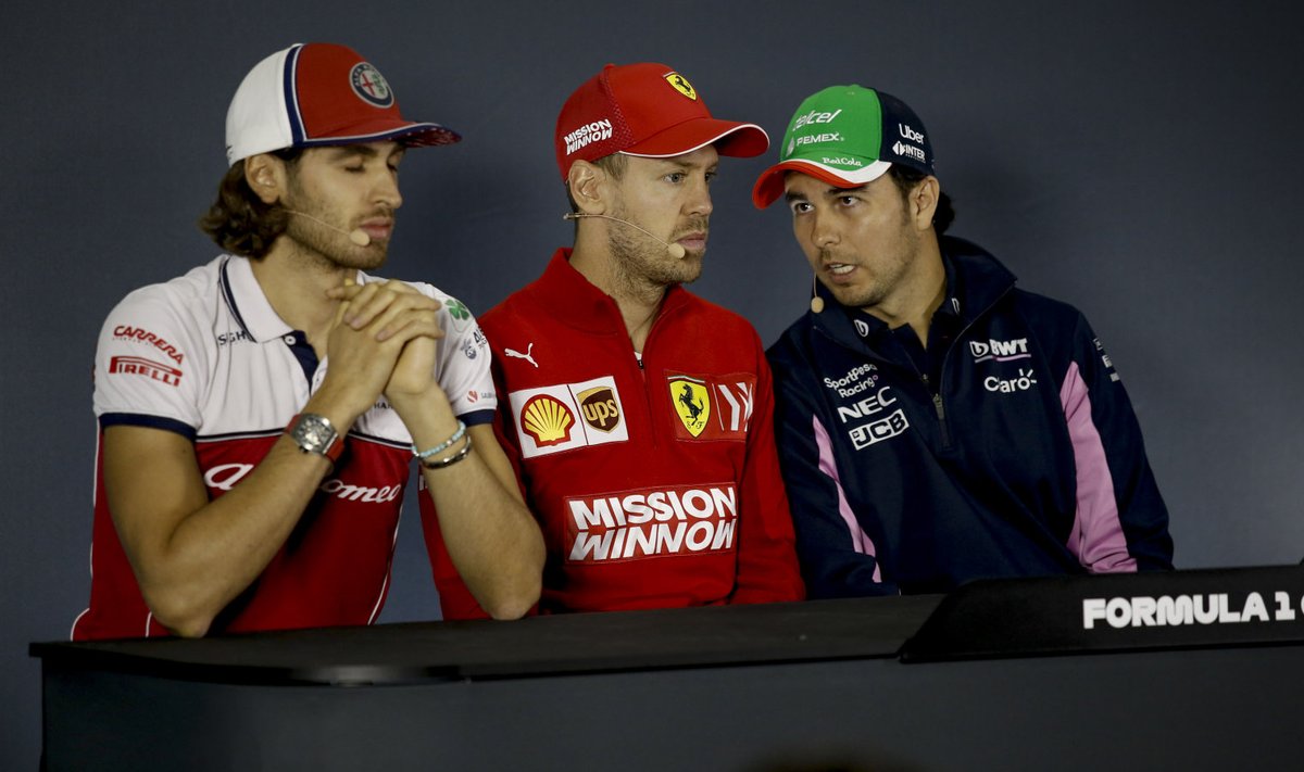 Sebastian Vettel (keskel) ja Sergio Perez (paremal).